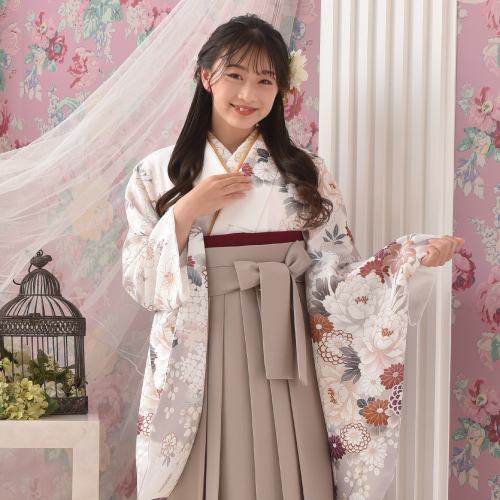 卒業袴 スタジオパックのイメージ写真：袴を着ている女性の写真