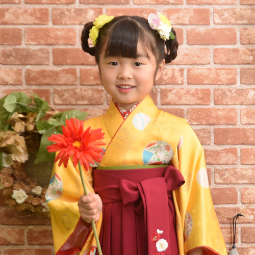 幼稚園卒業袴お出かけパックのイメージ写真：袴を着ている女の子の写真